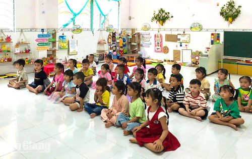 Bên cạnh phát triển kinh tế, công tác chăm lo giáo dục luôn được địa phương quan tâm.