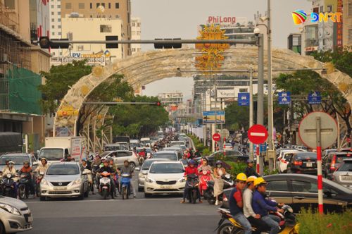 Lưu lượng phương tiện tăng cao khiến giao thông khu vực trung tâm thành phố Đà Nẵng rơi vào tình trạng kẹt xe. Ảnh: THÀNH LÂN