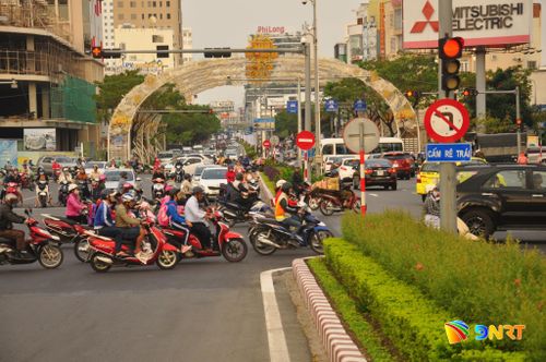 Các điểm nút giao, đầu cầu ở trung tâm thành phố Đà Nẵng thường xuyên xảy ra ùn ứ. Ảnh: THÀNH LÂN