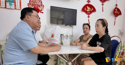 Đại diện Hội Nạn nhân chất độc da cam/dioxin thành phố thăm hỏi chị Phạm Hồ Bảo Trâm. Ảnh: HÀN NGUYÊN