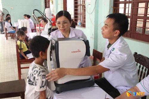 Sở Y tế triển khai khám sức khỏe sàng lọc cho người dân vùng miền núi xã Trà My. Ảnh: HÀN NGUYÊN