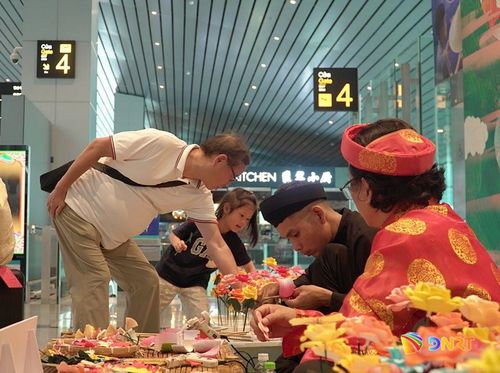 Du khách trải nghiệm workshop gấp hoa giấy Thanh Tiên. Ảnh: LÂM VIÊN - KHÔI NGUYÊN