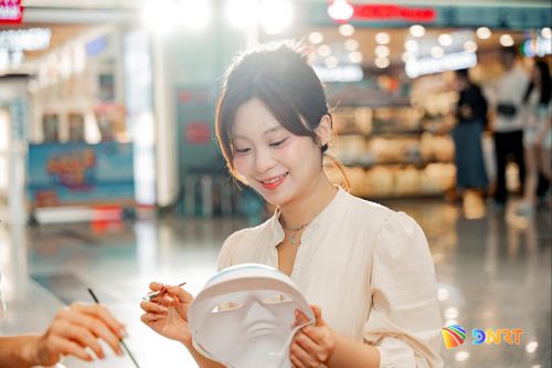 Du khách trải nghiệm vẽ mặt nạ tuồng. Ảnh: AHT