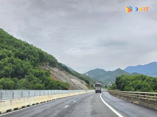 Nhà thầu thi công cầu cạn Km50+700, hạng mục được bổ sung để xử lý vị trí sạt trượt phát sinh sau mưa bão. Ảnh: ĐỨC DUY