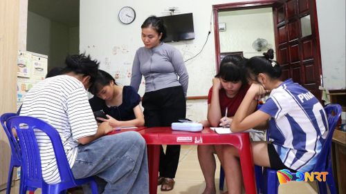 Mẹ Hiệp luôn sát sao trong từng giờ học, vừa hỗ trợ việc học tập vừa định hướng các em sử dụng thiết bị số an toàn, hiệu quả. Ảnh: THÚY HIỀN