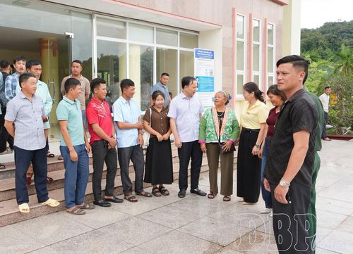 Lãnh đạo xã Mường Nhé trao đổi với nhân dân bên lề Hội nghị “Nghe dân nói”.