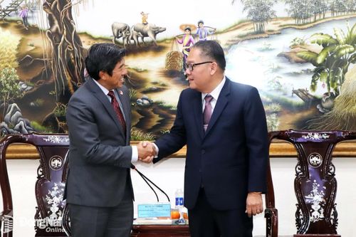 Ủy viên Ban Thường vụ Thành ủy, Phó Chủ tịch Thường trực UBND thành phố Nguyễn Kim Long (bìa phải) trao đổi với Chủ tịch Hiệp hội doanh nghiệp Nhật Bản Kume Kinihide trong lần gặp gỡ tại Đồng Nai tháng 6-2026.