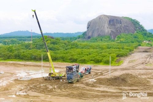 Thi công tuyến đường cao tốc Dầu Giây - Tân Phú. Ảnh: Phạm Tùng