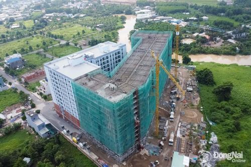 Thi công xây dựng dự án nhà ở xã hội tại phường Phước Tân, một trong 16 dự án mới được Sở Xây dựng tổ chức kiểm tra.