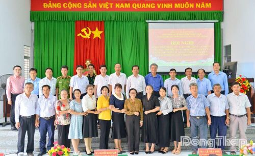 Hội nghị sơ kết 1 năm 6 tháng triển khai Nghị quyết số 57-NQ/TW tại xã Long Định xác định nhiều giải pháp trọng tâm để tháo gỡ điểm nghẽn, thúc đẩy chuyển đổi số đi vào chiều sâu.