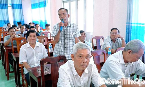 Cử tri xã Lấp Vò phát biểu ý kiến.