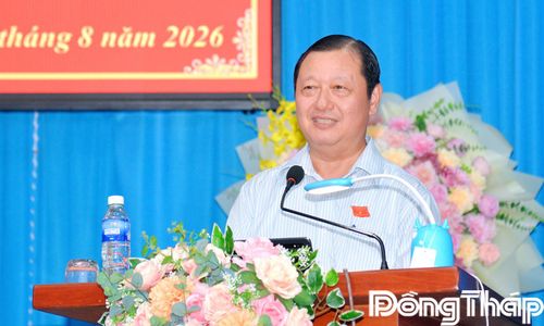 Đại biểu Phan Phùng Phú phát biểu tại buổi tiếp xúc cử tri phường Thanh Hòa.