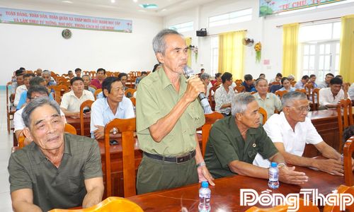 Cử tri xã Tháp Mười phát biểu, nêu ý kiến, kiến nghị tại buổi tiếp xúc.