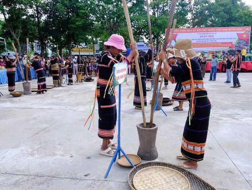  Các nghệ nhân tái hiện hoạt động giã gạo chày đôi - một nét sinh hoạt truyền thống của đồng bào dân tộc thiểu số tại Ngày hội văn hóa - thể thao các dân tộc xã Phú Túc lần thứ I. Ảnh: Hoàng Ngọc 
