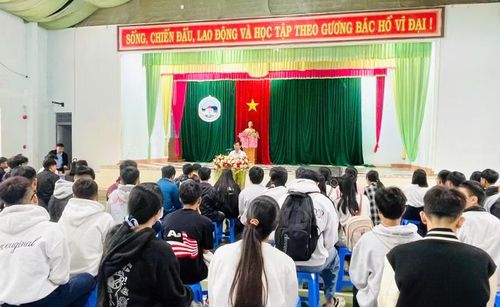  Hơn 400 phụ huynh và học sinh tham dự chương trình tư vấn. Ảnh: T.D 