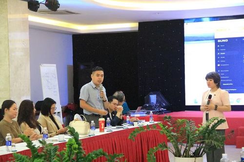 Đại diện doanh nghiệp chia sẻ kinh nghiệm ứng dụng AI vào quản trị - những hiệu quả và vướng mắc thực tế. Ảnh: H.H