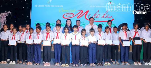 Lãnh đạo Ủy ban MTTQ Việt Nam tỉnh và Hội Liên hiệp Phụ nữ tỉnh trao học bổng cho trẻ em mồ côi.