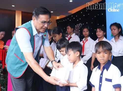 Ông Lê Hữu Thọ - Chủ tịch Hội Bảo trợ người khuyết tật, bệnh nhân nghèo và quyền trẻ em tỉnh trao học bổng cho trẻ em mồ côi. 