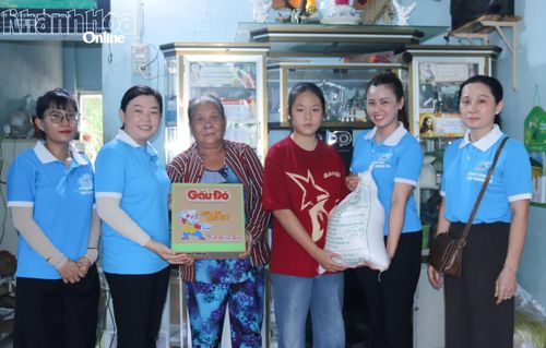 Hội Liên hiệp Phụ nữ phường Đông Hải trao gạo cho gia đình em Phạm Thị Thanh Ngân.