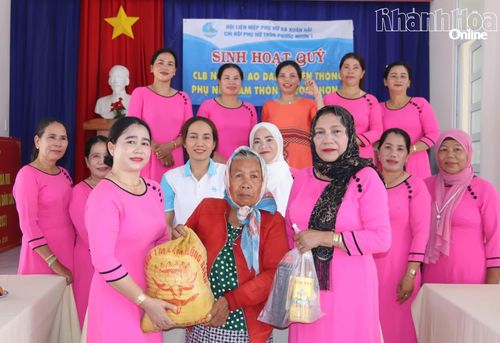 Câu lạc bộ Nét đẹp áo dài truyền thống phụ nữ Chăm thôn Phước Nhơn 1 (xã Xuân Hải) tặng gạo và nhu yếu phẩm cho người già có hoàn cảnh khó khăn.