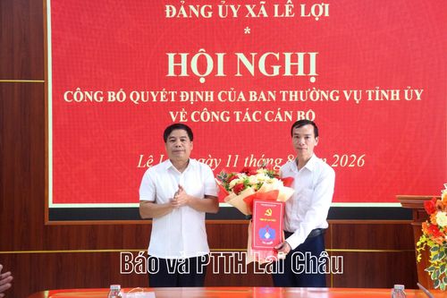 Đồng chí Nguyễn Văn Ninh – Bí thư Đảng ủy, Chủ tịch HĐND xã trao quyết định cho đồng chí Nguyễn Văn Vững.