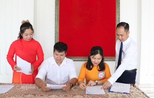 Đảng viên thuộc Đảng bộ xã Hữu Lũng nghiên cứu các nội dung định hướng tuyên truyền trọng tâm quý III/2026