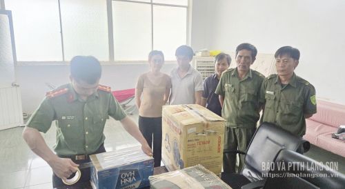 Lực lượng chức năng thu giữ, niêm phong tài liệu liên quan đến vụ án