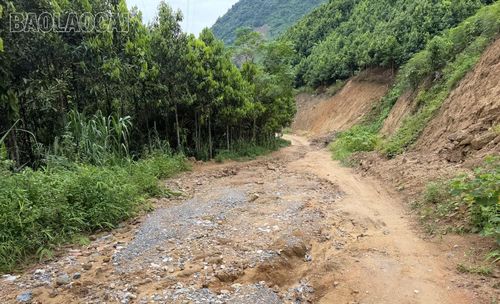Tuyến đường thi công dang dở ảnh hưởng tới đời sống người dân.