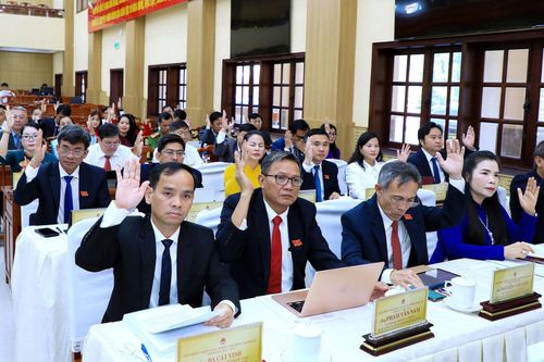 Các đại biểu HĐND tỉnh biểu quyết thông qua nhiều nghị quyết quan trọng hỗ trợ vốn cho đồng bào DTTS và học sinh DTTS tỉnh Lâm Đồng