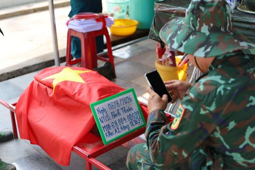 Lực lượng tham gia lấy mẫu hài cốt liệt sĩ cẩn thận ghi lại thông tin sau khi khai quật mộ và lấy mẫu
