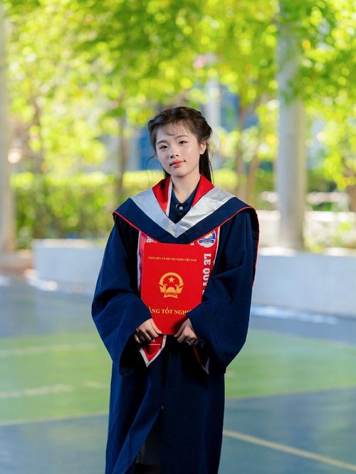 Em Võ lê Xuyến Chi - thủ khoa chuyên Anh với 42,85 điểm.