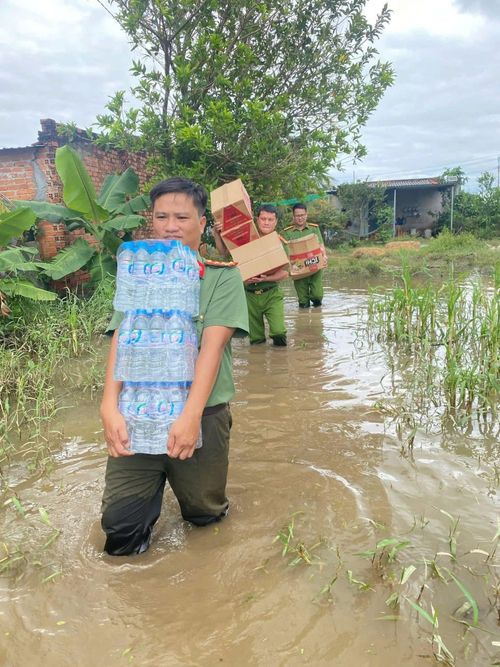 ĐVTN Công an tỉnh Lâm Đồng hỗ trợ khắc phục hậu quả sau bão, lũ