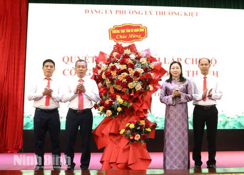 Đồng chí Đinh Thị Lụa, Phó Bí thư Tỉnh ủy, Chủ tịch Ủy ban MTTQ Việt Nam tỉnh tặng hoa chúc mừng Chi bộ Công ty cổ phần xi măng Long Thành.