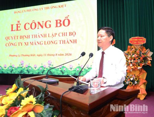 Đồng chí Đinh Văn An, Tỉnh ủy viên, Bí thư Đảng ủy, Chủ tịch HĐND phường Lý Thường Kiệt phát biểu giao nhiệm vụ cho Chi bộ.