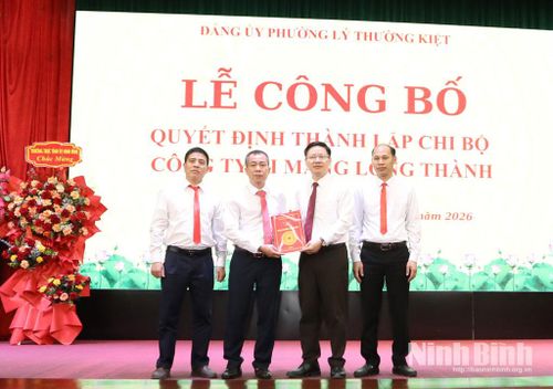 Đồng chí Đinh Văn An, Tỉnh ủy viên, Bí thư Đảng ủy, Chủ tịch HĐND phường Lý Thường Kiệt trao Quyết định thành lập Chi bộ Công ty cổ phần xi măng Long Thành.