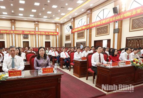 Các đại biểu dự lễ công bố.