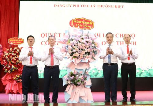 Đồng chí Đinh Việt Dũng, Ủy viên Ban Thường vụ Tỉnh ủy, Trưởng Ban Tổ chức Tỉnh ủy tặng hoa chúc mừng Chi bộ Công ty cổ phần xi măng Long Thành.