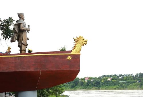Tượng Đức thánh Trần Nhật Duật được tôn trí trang trọng tại Đền Tam Giang.