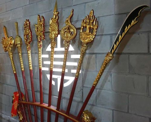 Bộ giáo mác được sắp xếp gọn gàng, góp phần lưu giữ những hiện vật có giá trị lịch sử tại Đền Tam Giang.