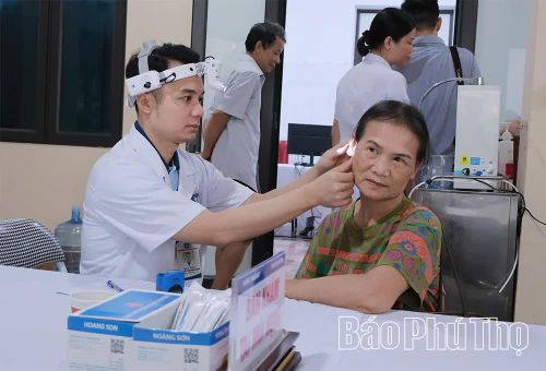 Người dân phường Thanh Miếu tham gia khám sàng lọc miễn phí tại trạm y tế phường.