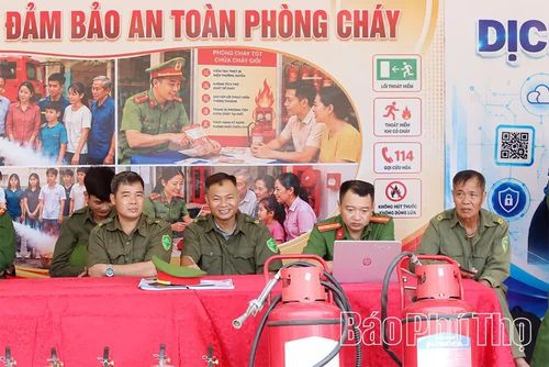 Gian hàng hướng dẫn đảm bảo an toàn phòng cháy của Công an xã Thịnh Minh tại Ngày hội Toàn dân bảo vệ an ninh Tổ quốc.