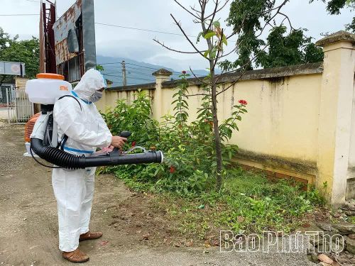 Trạm Y tế xã Đạo Trù phun thuốc phòng chống dịch bệnh chủ động.
