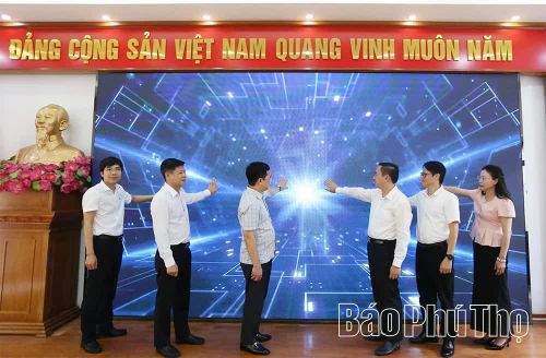 Các đại biểu bấm nút ra mắt phần mềm Quản trị và điều hành dữ liệu số.