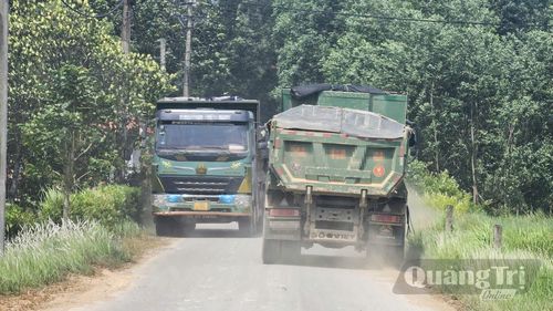 Các phương tiện vận chuyển đất từ hoạt động nạo vét lòng hồ Tân Kim khiến người dân thôn Cam Tuyền, xã Hiếu Giang lo lắng - Ảnh: L.T