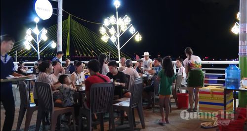 Các nhà hàng hải sản luôn đông khách vào mùa du lịch - Ảnh: L.T
