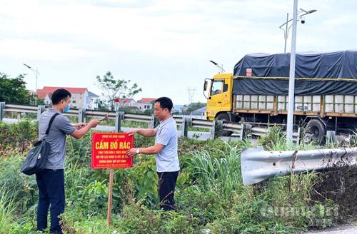Để ngăn chặn tình trạng đổ rác bừa bãi, xã Nam Gianh vừa cắm biển cấm đổ rác, vừa lắp đặt camera giám sát - Ảnh: C.H