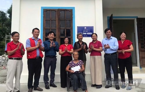 Gia đình ông Nguyễn Văn Hiền (xã Quảng Trạch) vui mừng trong ngày khánh thành nhà mới - Ảnh: P.V