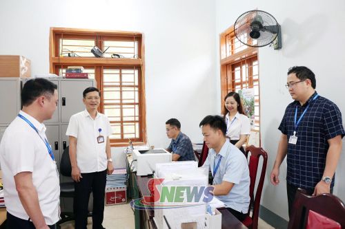 Đoàn công tác kiểm tra công tác cải cách công vụ tại Phòng Văn hoá - Xã hội.