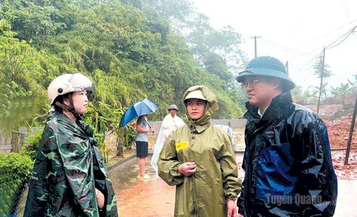 Đồng chí Đỗ Diên Hiếu (bên phải), Chủ tịch UBND xã Xuân Giang kiểm tra tình hình mưa lũ trên địa bàn xã ngày 3-8-2026.