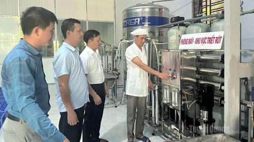 Đoàn kiểm tra hậu kiểm các cơ sở sản xuất nước uống đóng chai, nước đá dùng liền tại cơ sở sản xuất nước uống đóng chai và đá viên dùng liền Vị Xuyên, xã Vị Xuyên.